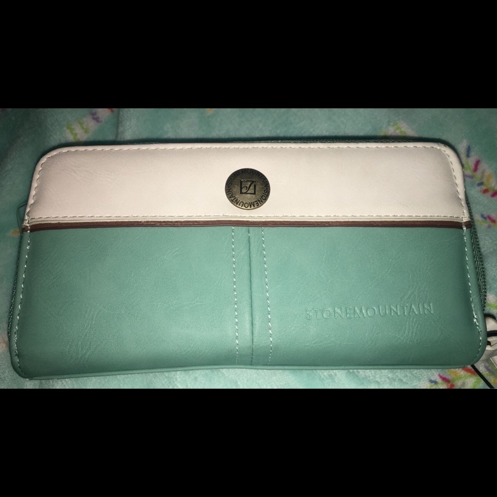 NWOT Leather Stone Mountain wallet